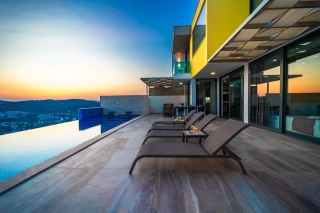 Villa Retro | Kalkan Kördere’de Kapalı Havuzlu Deniz Manzaralı Villa