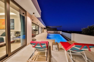 Villa Azure | Geschützte Flitterwochenvilla mit Jacuzzi in Üzümlü