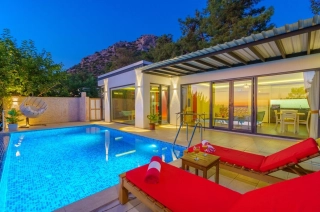 Villa Romeo | Kalkan Üzümlü’de Korunaklı Kapalı Havuzlu Balayı Villası