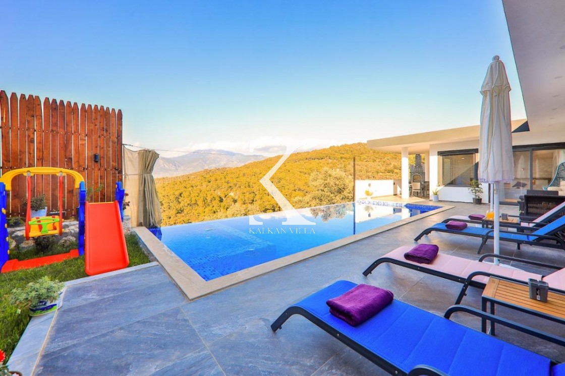 Villa Karaman, Infinity-Pool mit Blick auf die Natur, konservativ