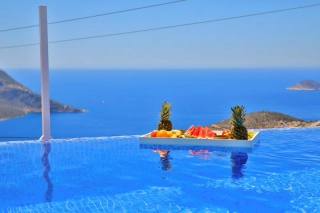 Villa Londra | Kalkan Akbel’de Deniz Manzaralı, Korunaklı ve Jakuzili 