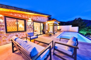 Villa Pisa | Flitterwochenvilla mit Jacuzzi in Kalkan Sarıbelen