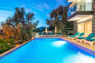 Villa Ferya | Konservative Villa mit großem Garten in Kalkan Üzümlü