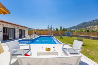 Villa Saye | Kalkan Sarıbelen’de Korunaklı Jakuzili Doğa İçinde Villa