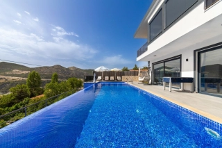 Villa Pilot | Kalkan Sarıbelen’de Korunaklı Jakuzili Muhafazakar Villa
