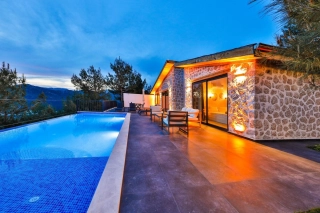 Villa Pesaro | Abgeschirmte Villa mit Innenpool in Kalkan Sarıbelen