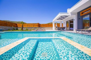 Villa Bahamas | Geschützte Villa mit Jacuzzi in Kalkan Bezirgan