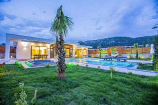 Villa Bahamas | Geschützte Villa mit Jacuzzi in Kalkan Bezirgan