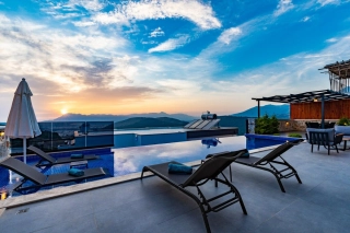 Villa Uçar | Kalkan Akbel’de Korunaklı Sonsuzluk Havuzlu Villa