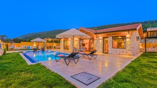 Villa By Aras, Korunaklı, Jakuzi, 4 Kişilik | Kalkan Villa