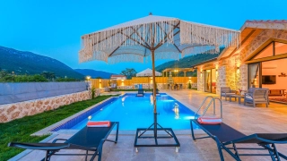 Villa Aras Garden, Korunaklı, Jakuzi, 4 Kişilik | Kalkan Villa