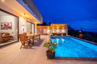 Villa Mavi İnci | Sheltered Honeymoon Villa with Jacuzzi in Kalkan