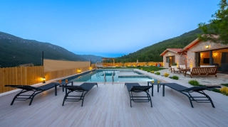 Villa Bellatrix | Doğa Manzaralı Jakuzili Muhafazakar Villa