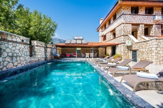 Villa Şah | Kalkan Bezirgan’da Kapalı Havuzlu, Hamamlı ve Saunalı 