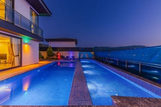 Villa Melida Trio | Geschützte Ferienvilla mit Whirlpool in Yesilkoy