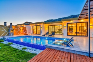 Villa Golden 1 | Geschützte Villa mit Whirlpool in Kalkan Sarıbelen