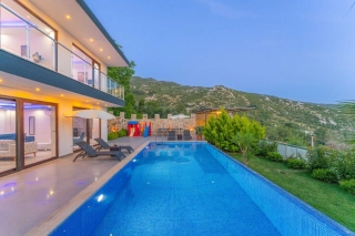 Villa Elegance Deluxe | Kalkan İslamlar’da Korunaklı Jakuzili Balayı 