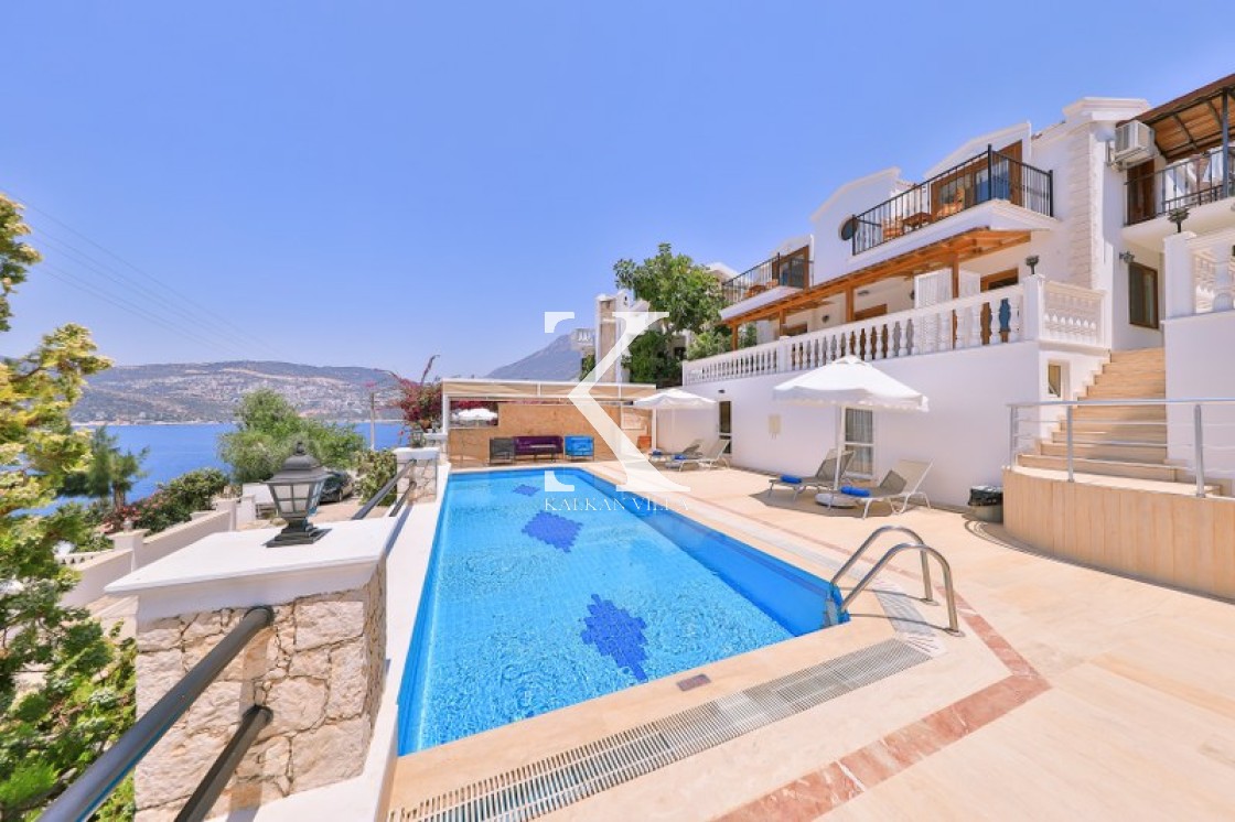 Villa Katie, villa with sea view, only 50 meters from the sea