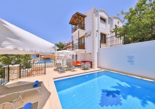 Villa Leslie, villa with sea view, only 40 meters from the sea