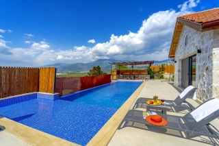Villa Gemicik | Kalkan’da Korunaklı Taş Mimari Lüks Villa